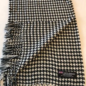 Cashmere houndstooth scarf